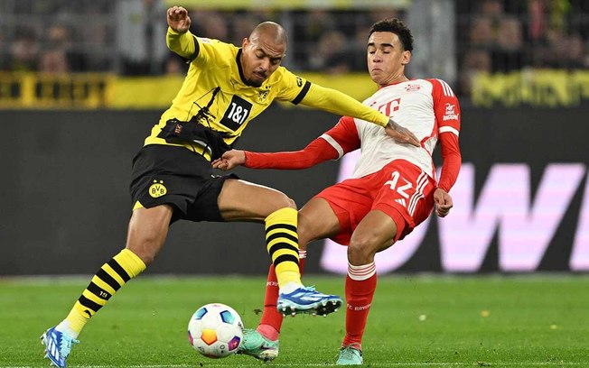 Jamal Musiala em ação com a camisa do Bayern de Munique - Foto: Ina Fassbender/AFP via Getty Images