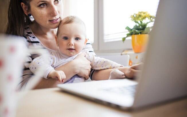 Para passar mais tempo com os filhos e ter uma rotina de trabalho mais tranquila, muitas mães optam pelo home office 