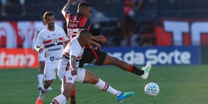 Vitória aproveita vantagem numérica e bate o São Paulo em casa