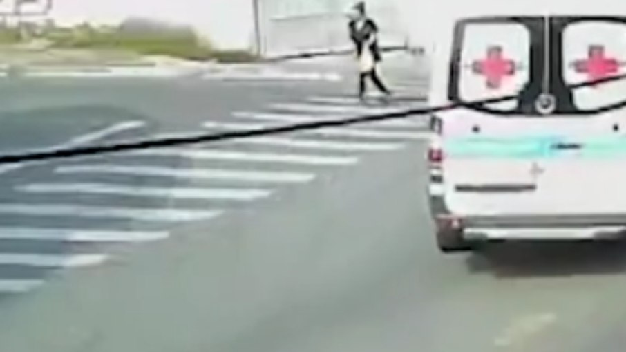 Ambulância atropela mulher e criança em SP Ambulância atropela mulher e criança em SP