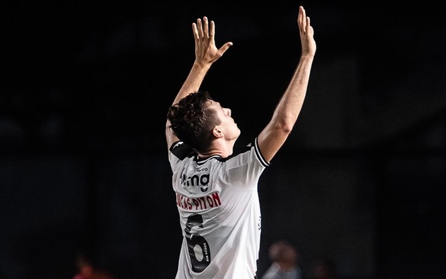 Lucas Piton comemora um de seus seis gols na temporada pelo Vasco