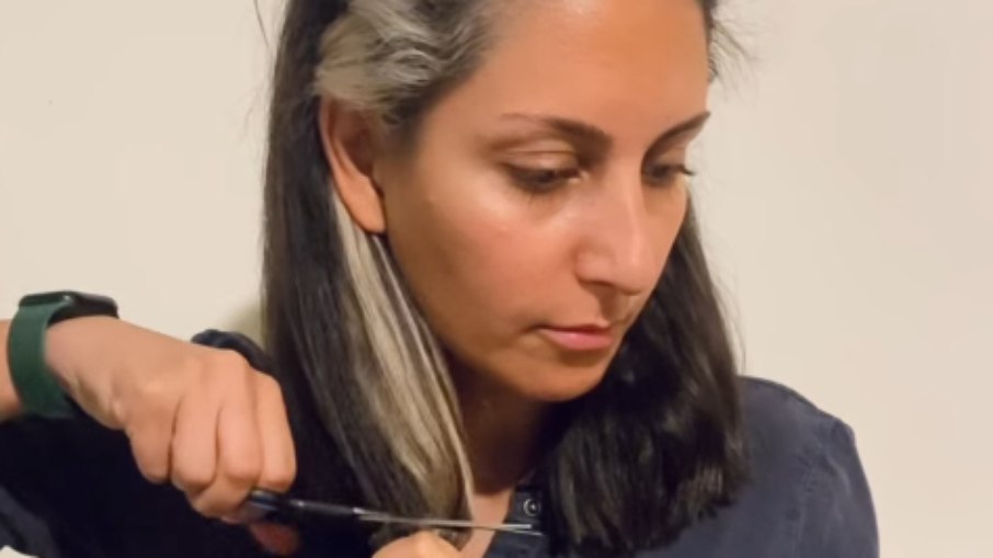 Donya Rad, em protesto: corte do telefone por aparecer publicamente sem o hijab.