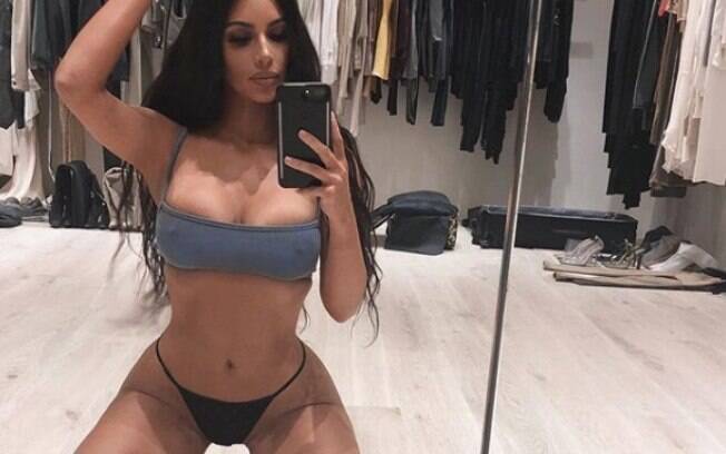 De joelho e fazendo carão, Kim Kardashian sensualizou de calcinha mini e top, com os mamilos marcados, a bela arrasou e levou os internautas ao delírio na web