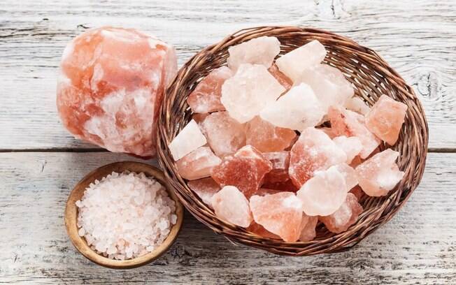 Além de saber como substituir o sal na alimentação, vale entender qual produto pode ser melhor para sua saúde