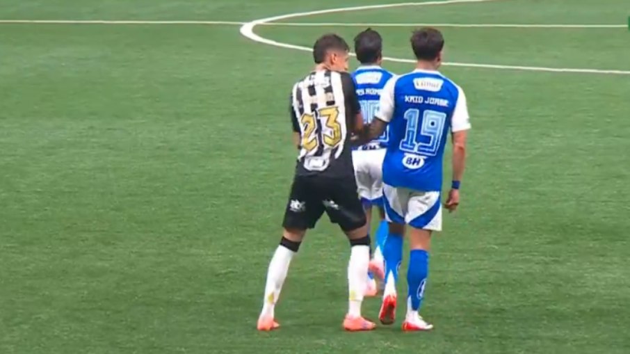 Kaio Jorge apertou a mão lesionada de Ivan Román, do Atlético-MG