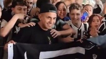 Reforço do Botafogo, Thiago Almada chega ao Rio 