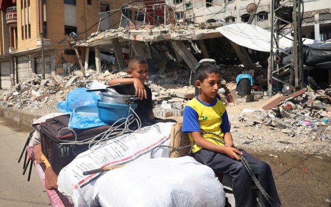 Crianças palestinas deslocadas em Rafah, em 15 de maio de 2024