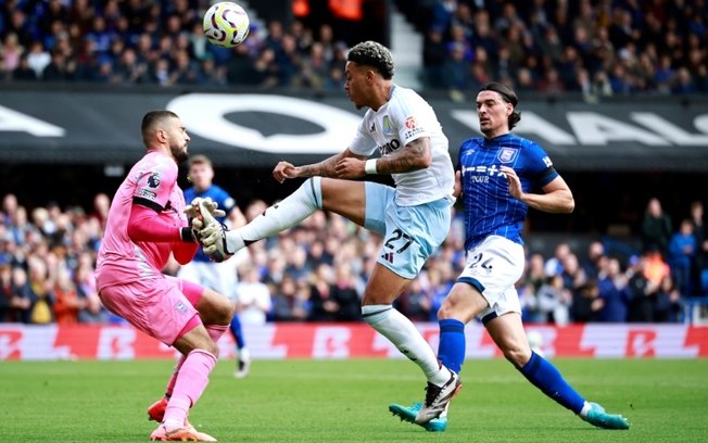 Morgan Rogers tenta finalização durante o empate entre Aston Villa e Ipswich Town em 1 a 1 neste domingo, pelo Campeonato Inglês