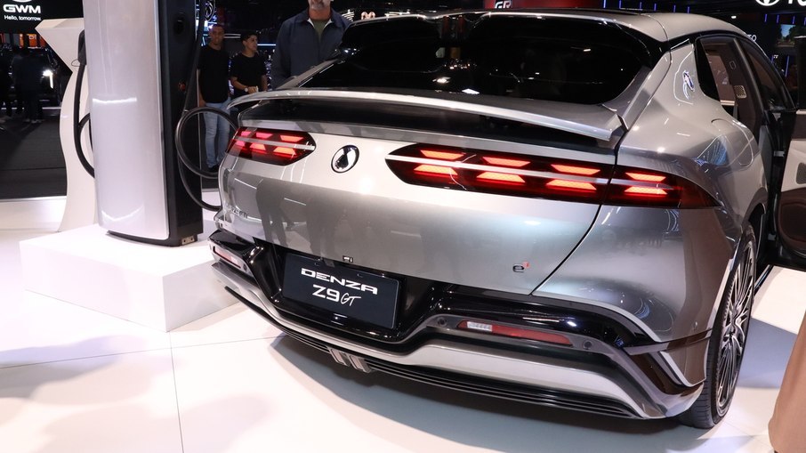 Traseira do Denza Z9 GT no estande da marca no Salão do Automóvel de 2025