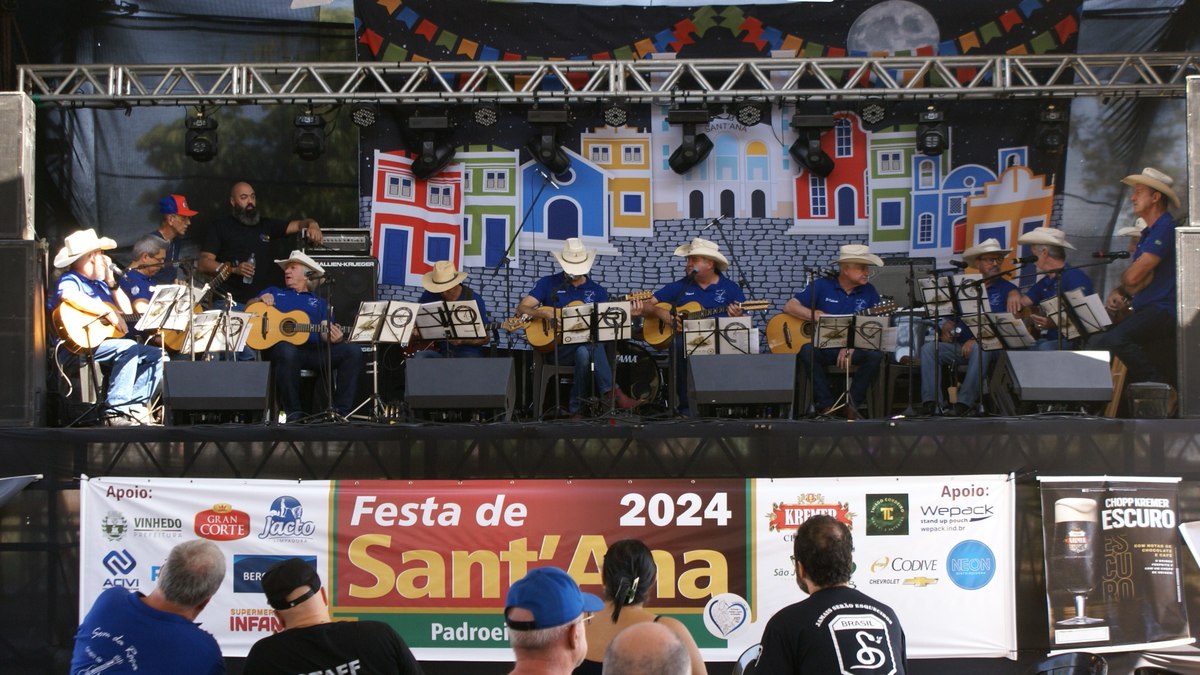 Grupo de violeiros 'Som da Roça' durante apresentação