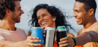 Copo cooler de latas da Stanley surge com desconto; já viu?