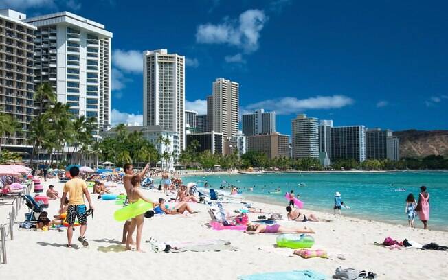 A praia Waikiki Beach, em Honolulu, é uma das praias mais famosas e agitadas do Havaí, com lazer para todos os gostos