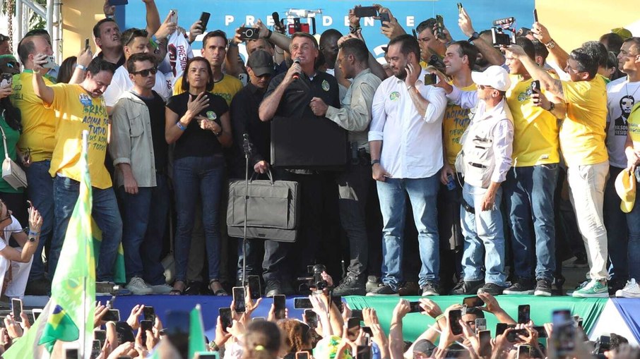 Bolsonaro durante comício no Rio de Janeiro