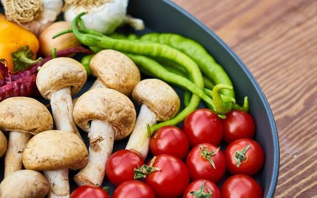 Cogumelos, fonte de proteína, e tomates, rico em vitaminas, são bons alimentos para a dieta do vegano