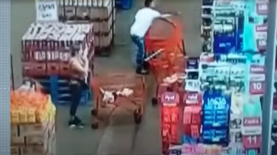 Homem joga carrinho de compras em mulher dentro de supermercado em Goiás