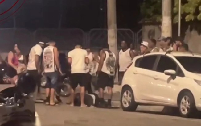 Homem é cercado e apanha de torcedores Homem é cercado e apanha de torcedores