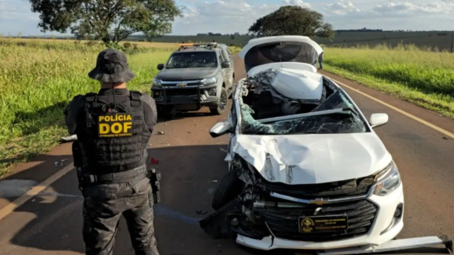Traficante bate carro durante fuga Traficante bate carro durante fuga