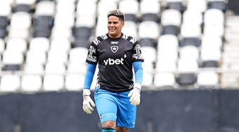 Goleira%20sofre%20ataques%20ap%C3%B3s%20renova%C3%A7%C3%A3o%20com%20Botafogo