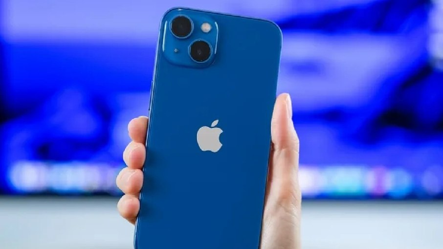 Smartphone Apple iPhone 13 na cor azul