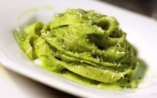 Dependendo da montagem do prato, o talharim ao pesto pode ser uma receita super caseira ou então bem chique