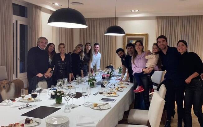 Presidente da Argentina é flagrado em festa durante a quarentena Presidente da Argentina é flagrado em festa durante a quarentena