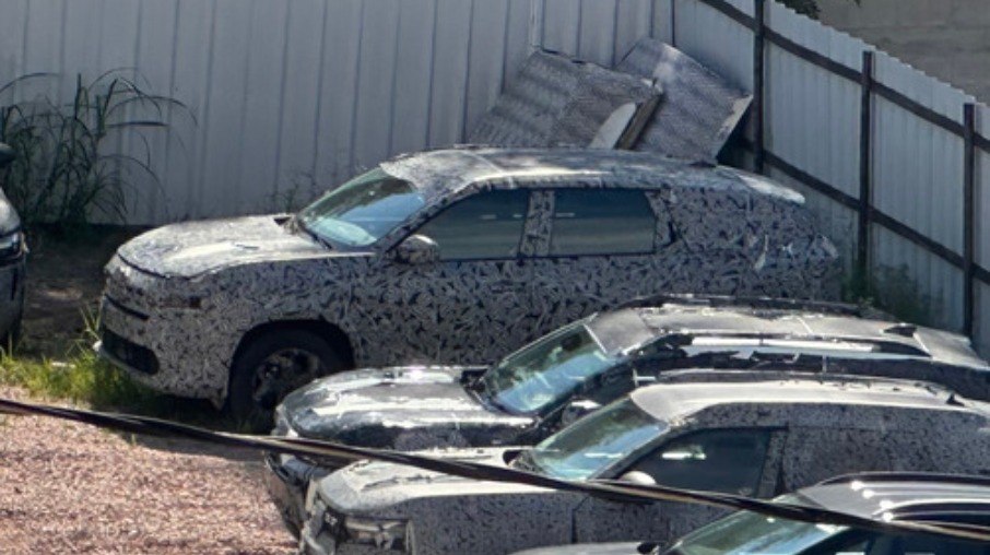 Modelos em fase de desenvolvimento permanecem estacionados em área reservada, incluindo o novo Duster e o futuro Koleos híbrido. Modelos em fase de desenvolvimento permanecem estacionados em área reservada, incluindo o novo Duster e o futuro Koleos híbrido.