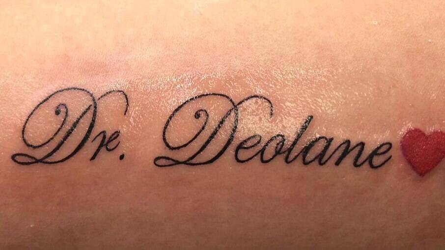 Tatuagem faltando 'a' na abreviação de 'dra'