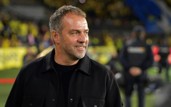 O técnico alemão do Barcelona, Hansi Flick, sorri após a vitória de sua equipe em Las Palmas, em 22 de fevereiro de 2025. O técnico alemão do Barcelona, Hansi Flick, sorri após a vitória de sua equipe em Las Palmas, em 22 de fevereiro de 2025.