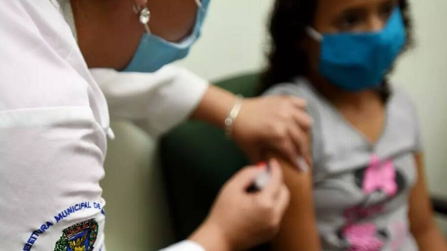 Crianças e adolescentes devem atualizar carteira de vacinação.