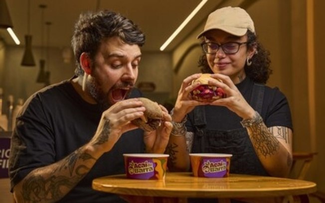 Jovens adotam tendência inusitada neste inverno: sorvete com pão doce