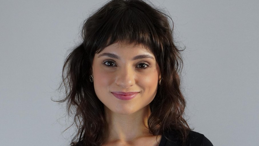 Atriz interpreta múltiplos papéis como stand-in em O sonho de Natal – O mapa secreto, e destaca processo coletivo e atmosfera afetiva da montagem