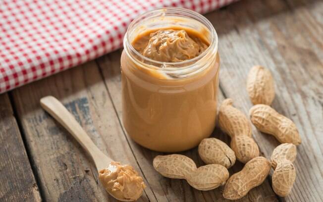 Pasta de amendoim é rica em proteínas e gorduras boas e versátil, podendo ser usada em diversas receitas