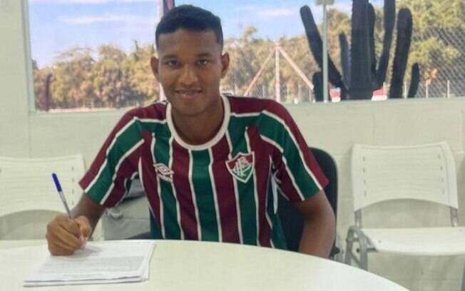 Sub-17: Kevin assina contrato com o Fluminense até o fim de 2023