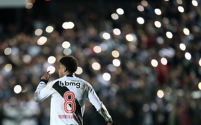 Andrey Santos defendeu o Vasco entre 2021 e 2023, com 9 gols e 49 jogos