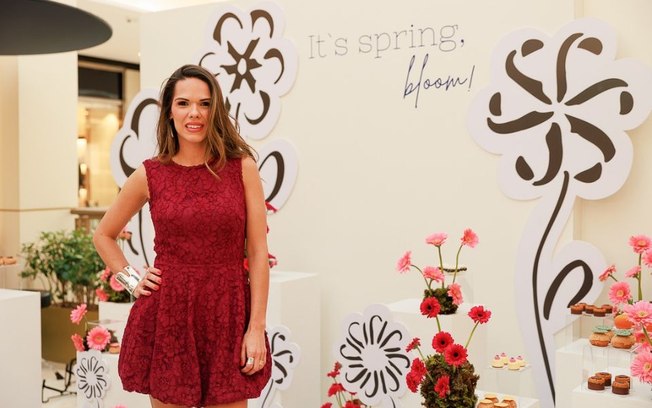 Inspirada na proximidade da primavera, Juliana Ingles celebra aniversário