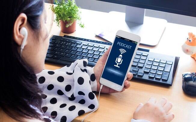 O Podcast são programas gravados, diferente da rádio que tem uma programação ao vivo 