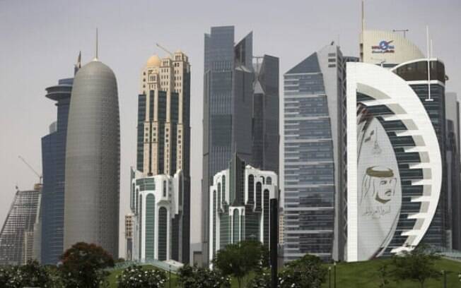 Uma imagem gigante do emir do Qatar, Sheikh Tamim bin Hamad Al Thani, adornando uma torre na capital do estado, Doha