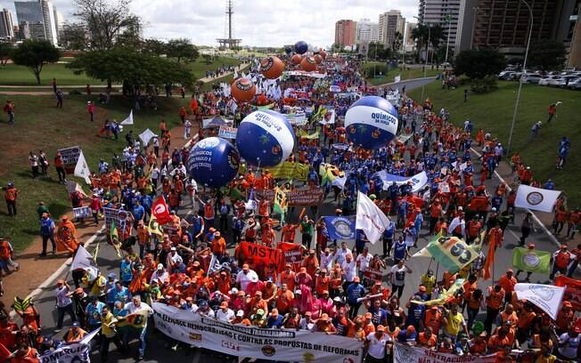 Ocupa Brasília reúne movimentos sociais e centrais sindicais; grupo pede renúncia de Temer e eleições diretas