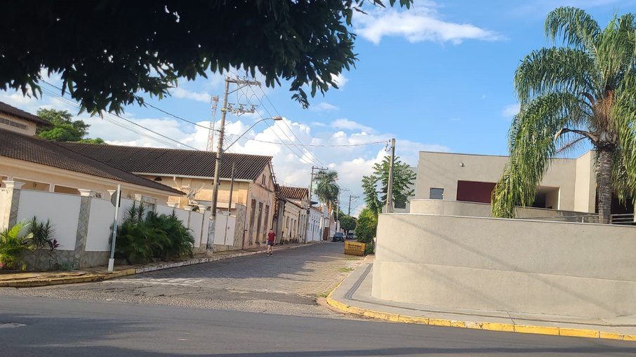 Município de Dobrada; cidade pacata com cerca de 9 mil habitantes Município de Dobrada; cidade pacata com cerca de 9 mil habitantes
