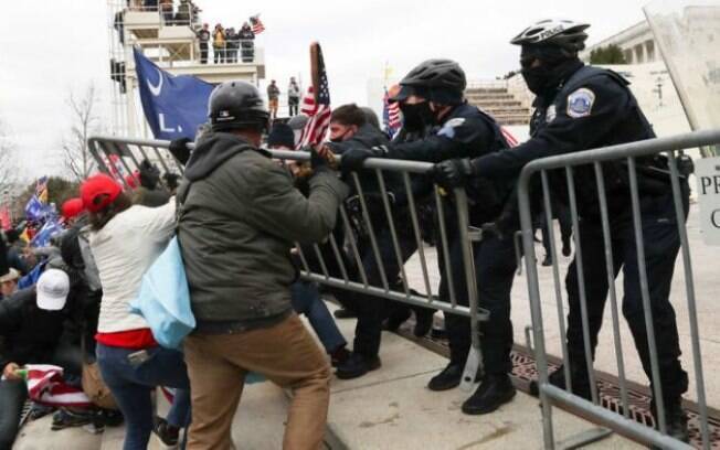 Manifestantes pró-Trump brigam com policiais