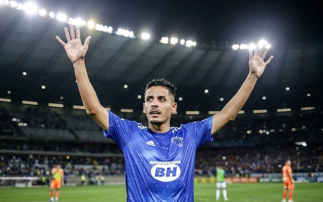 Cruzeiro anuncia permanência do volante Neto Moura até 2025