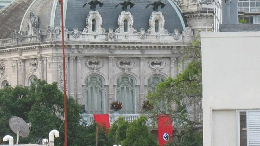 Palácio das Laranjeiras com bandeiras nazistas