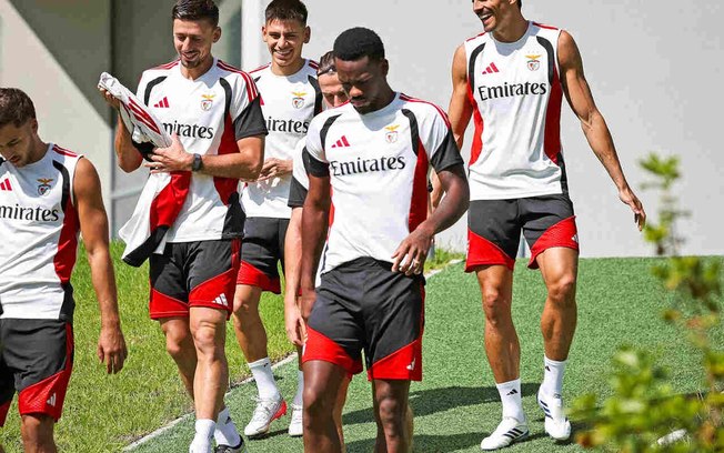 Jogadores do Benfica durante treinamento da equipe Jogadores do Benfica durante treinamento da equipe