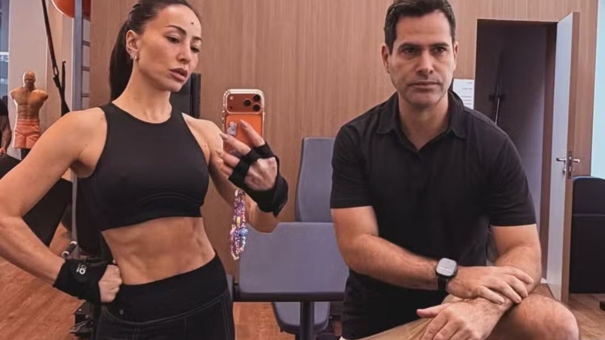 Sabrina Sato exibe abdômen trincado após dias afastada