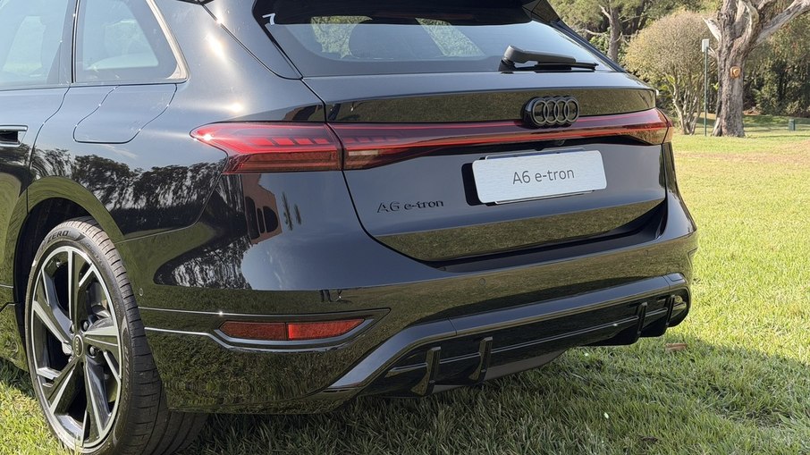 Traseira do Audi A6 Avant e-tron traz assinatura luminosa contínua e visual aerodinâmico