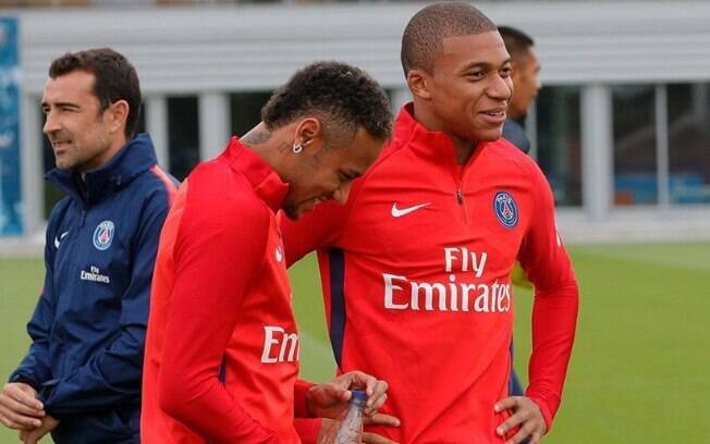 Mbappé com seu novo parceiro, o brasileiro Neymar