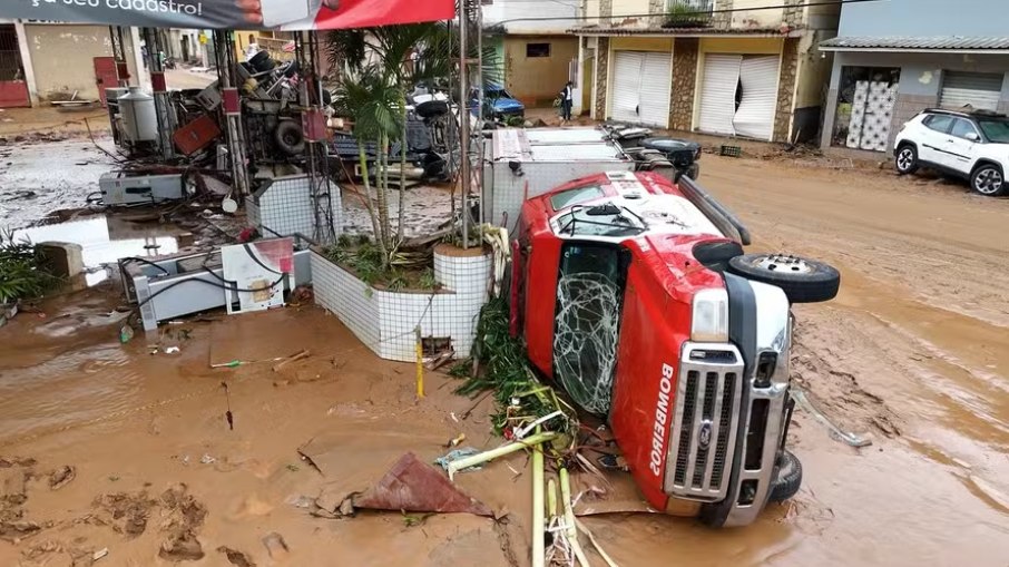 Carro dos bombeiros foi levado pela água da chuva em Mimoso do Sul (ES)