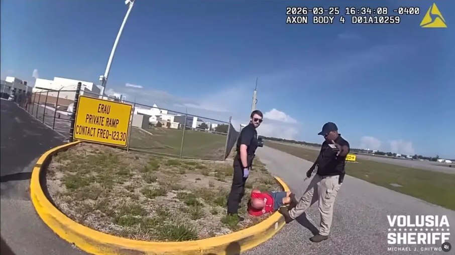 Imagens de câmeras corporais mostram o momento em que agentes contêm Bryan J. Parker após a invasão na área do aeroporto