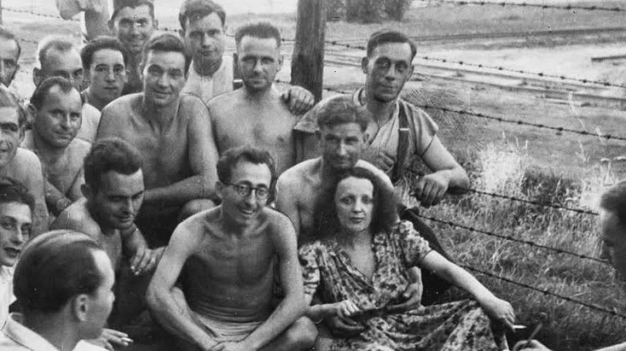 Retrato de Edith Piaf com prisioneiros franceses: a imagem permitiu a produção de passaportes falsos para a fuga da Alemanha Retrato de Edith Piaf com prisioneiros franceses: a imagem permitiu a produção de passaportes falsos para a fuga da Alemanha