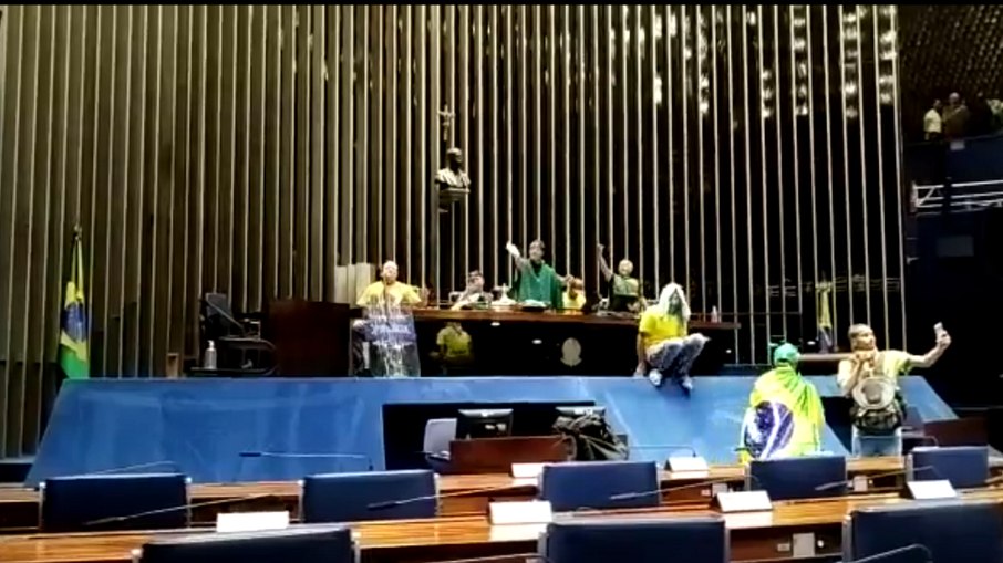 Bolsonaristas invadem congresso nacional